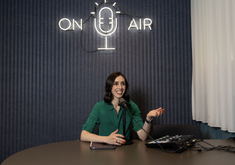 Holly Ransom, global leadership speaker, recording a podcast