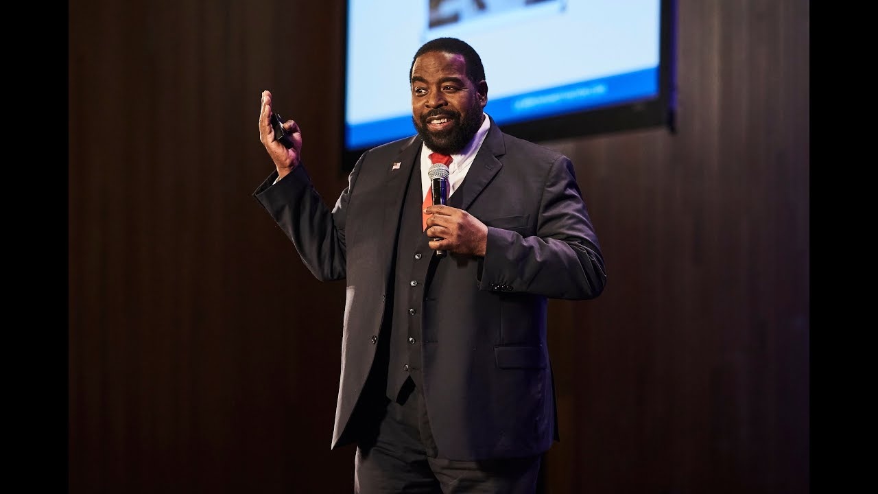 An image of Les Brown, one of the best keynote speakers in the world, delivering an inspiring speech on stage.